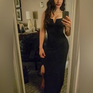 LE CHATEAU Black Hourglass Gown in Size Small